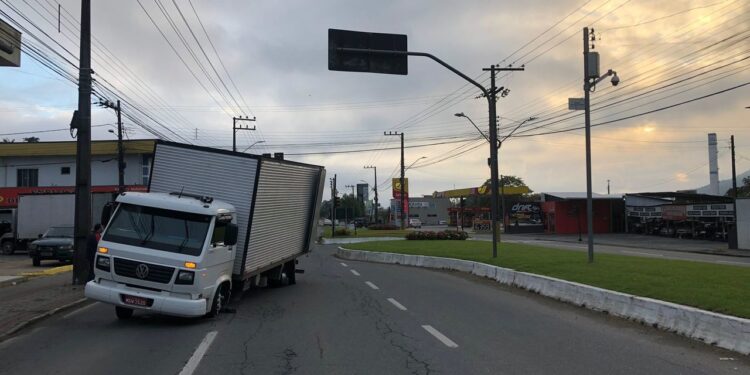 Acidente com caminhão deixa Av. Waldemar Grubba parcialmente interditada em Jaraguá do Sul