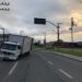 Acidente com caminhão deixa Av. Waldemar Grubba parcialmente interditada em Jaraguá do Sul