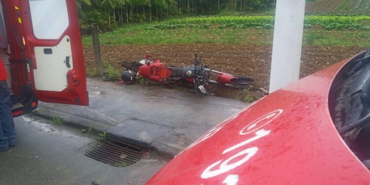 Jovem fica gravemente ferido após acidente com moto em Schroeder
