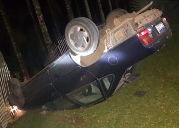 Carro capota e motorista fica ferido em Jaraguá do Sul