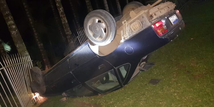 Carro capota e motorista fica ferido em Jaraguá do Sul