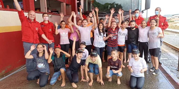 Projeto Bombeiro na Escola atinge mais de 300 alunos em Guaramirim