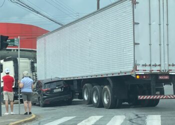 Acidente deixa Avenida Pref. Waldemar Grubba, Jaraguá, parcialmente interditada