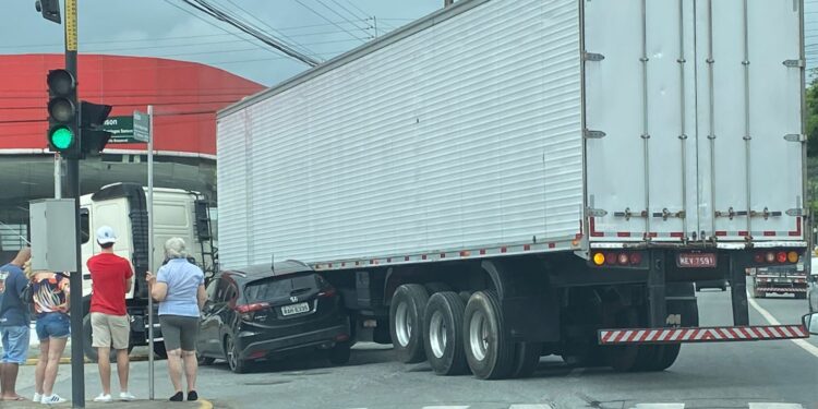 Acidente deixa Avenida Pref. Waldemar Grubba, Jaraguá, parcialmente interditada