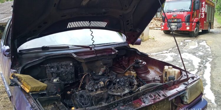 Incêndio em veículo mobiliza bombeiros em Schroeder