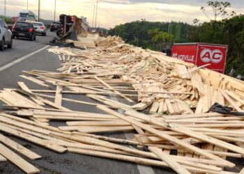 [Vídeo] Carreta tomba e deixa trânsito lento na BR-101