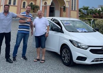 Empresários de Jaraguá do Sul devolvem carro ganho em rifa da Paróquia Nossa Senhora do Rosário