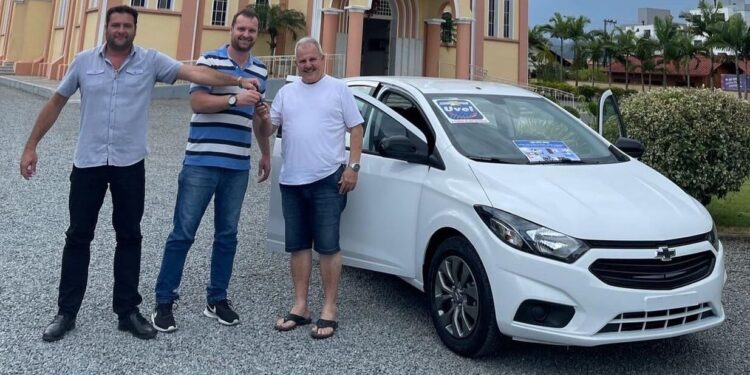 Empresários de Jaraguá do Sul devolvem carro ganho em rifa da Paróquia Nossa Senhora do Rosário