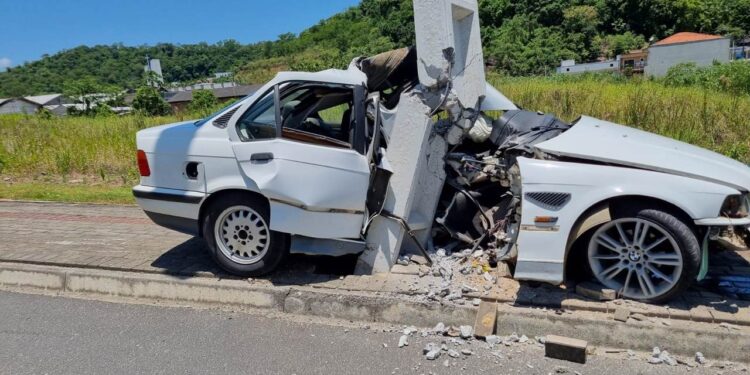 [Fotos] Condutor bate carro em poste em Massaranduba