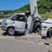 [Fotos] Condutor bate carro em poste em Massaranduba
