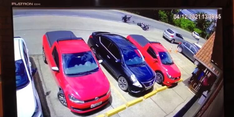 [Vídeo] Motociclista fica ferido após acidente em Joinville