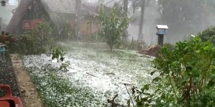 [Vídeos] Chuva de granizo muda a paisagem em Campo Alegre