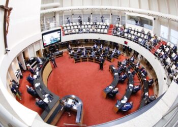 Deputados aprovam projetos aumentando despesas do Estado