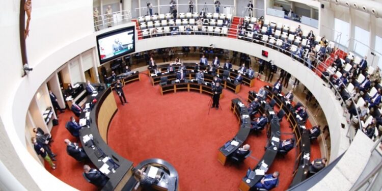 Deputados aprovam projetos aumentando despesas do Estado