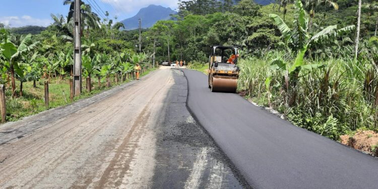 Estrada Quirino Lunelli começa a ser pavimentada em Jaraguá do Sul