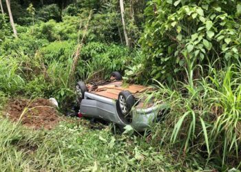 Carro capota na SC-110, em Jaraguá do Sul