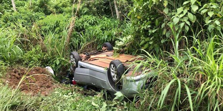 Carro capota na SC-110, em Jaraguá do Sul