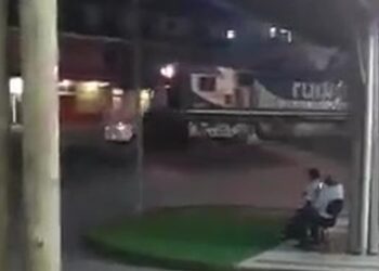 [Vídeo] Trem bate e arrasta carro em Joinville