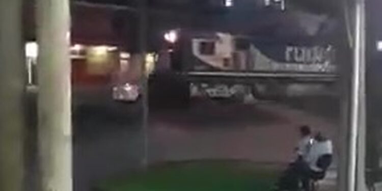 [Vídeo] Trem bate e arrasta carro em Joinville