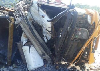 [Vídeo] Caminhão tomba após colidir em carros e poste em Jaraguá do Sul