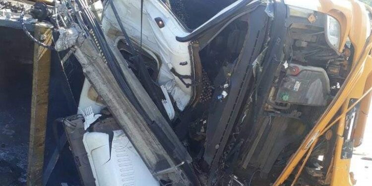 [Vídeo] Caminhão tomba após colidir em carros e poste em Jaraguá do Sul