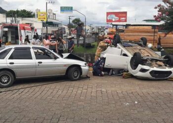 Homem fica ferido após capotamento em Jaraguá do Sul