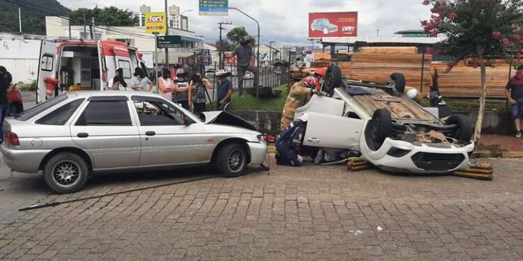 Homem fica ferido após capotamento em Jaraguá do Sul