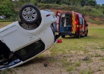 Mulher fica ferida após capotamento em Massaranduba