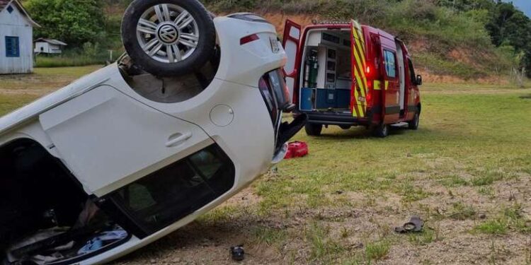 Mulher fica ferida após capotamento em Massaranduba
