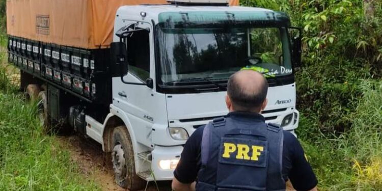 Caminhão com carga de cigarros contrabandeados é apreendido em Guaramirim