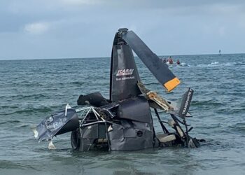 URGENTE: Helicóptero cai no mar em Florianópolis