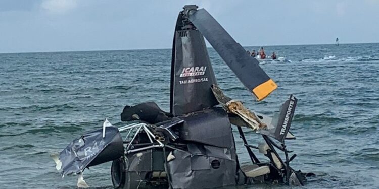 URGENTE: Helicóptero cai no mar em Florianópolis