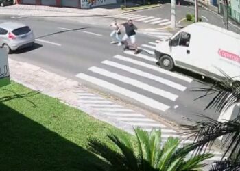 [Vídeo] Homem morre atropelado na faixa de pedestres em Blumenau