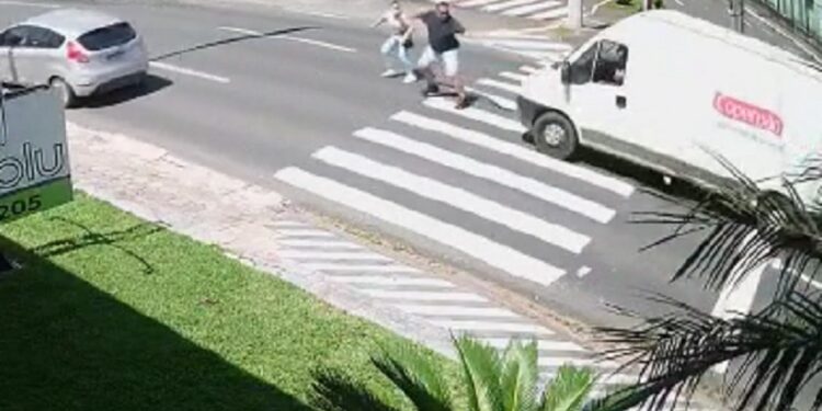 [Vídeo] Homem morre atropelado na faixa de pedestres em Blumenau
