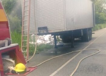 Incêndio em carreta é registrado na SC-108, em Massaranduba