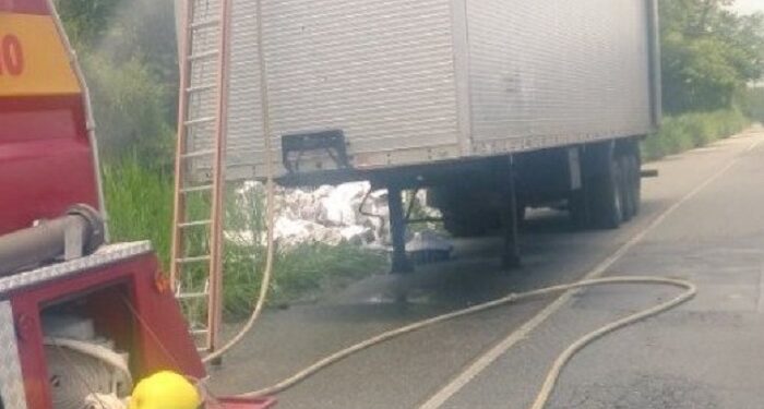 Incêndio em carreta é registrado na SC-108, em Massaranduba