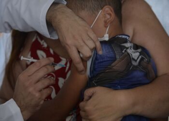 Mais de 57 mil menores receberam vacina errada contra covid-19, diz AGU