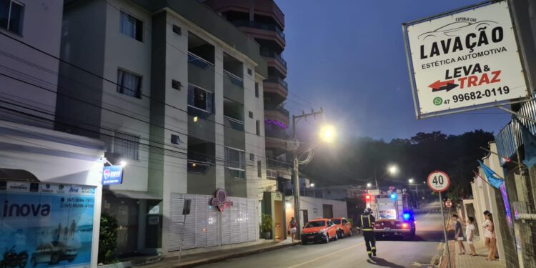 Alarme falso de incêndio movimenta moradores de prédio e bombeiros em Jaraguá do Sul
