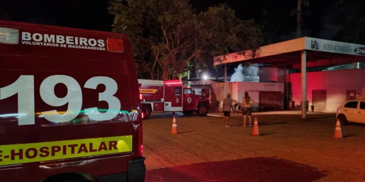 Casa é consumida por incêndio em Massaranduba