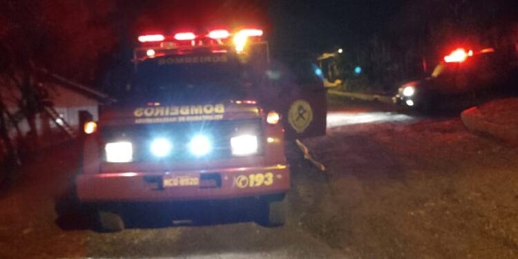 Bombeiros são acionados para controlar incêndio em Massaranduba