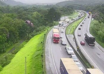 Acidente com morte deixa trânsito lento sentido Curitiba na BR-376