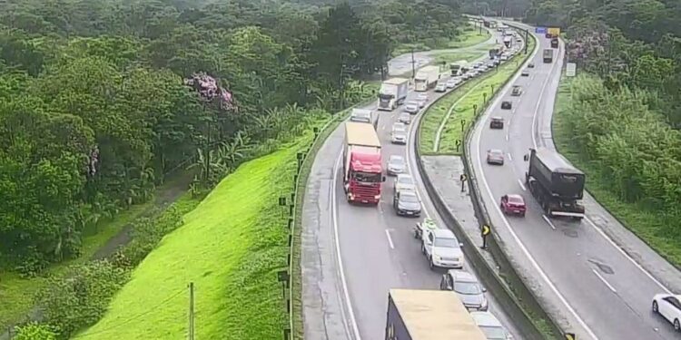 Acidente com morte deixa trânsito lento sentido Curitiba na BR-376