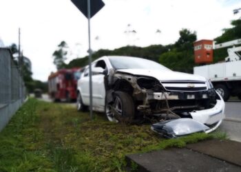 Homem perde o controle do carro e colide em poste em Schroeder