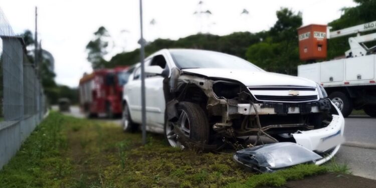 Homem perde o controle do carro e colide em poste em Schroeder