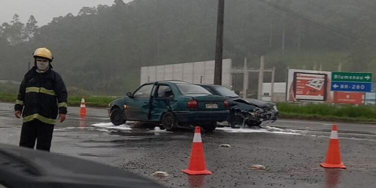 Acidente envolvendo três carros é registrado na SC-108, em Guaramirim