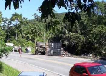Caminhão tomba na SC-108, em Guaramirim
