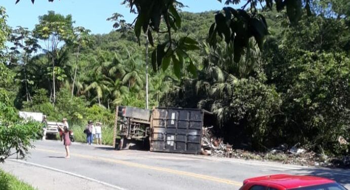 Caminhão tomba na SC-108, em Guaramirim