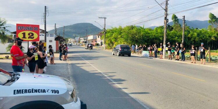 Comunidade protesta e pede providências após grave acidente em Schroeder