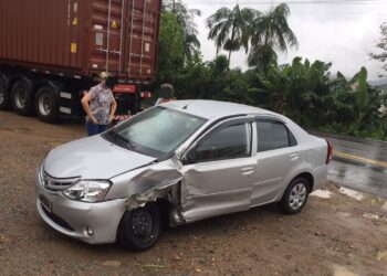 Motorista fica ferido após colisão com carreta na BR-280 em Jaraguá do Sul