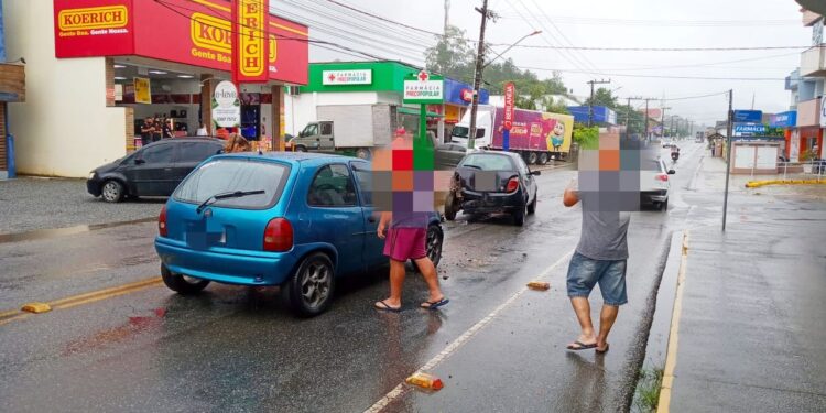 Mulher fica ferida após colisão entre carros em Schroeder